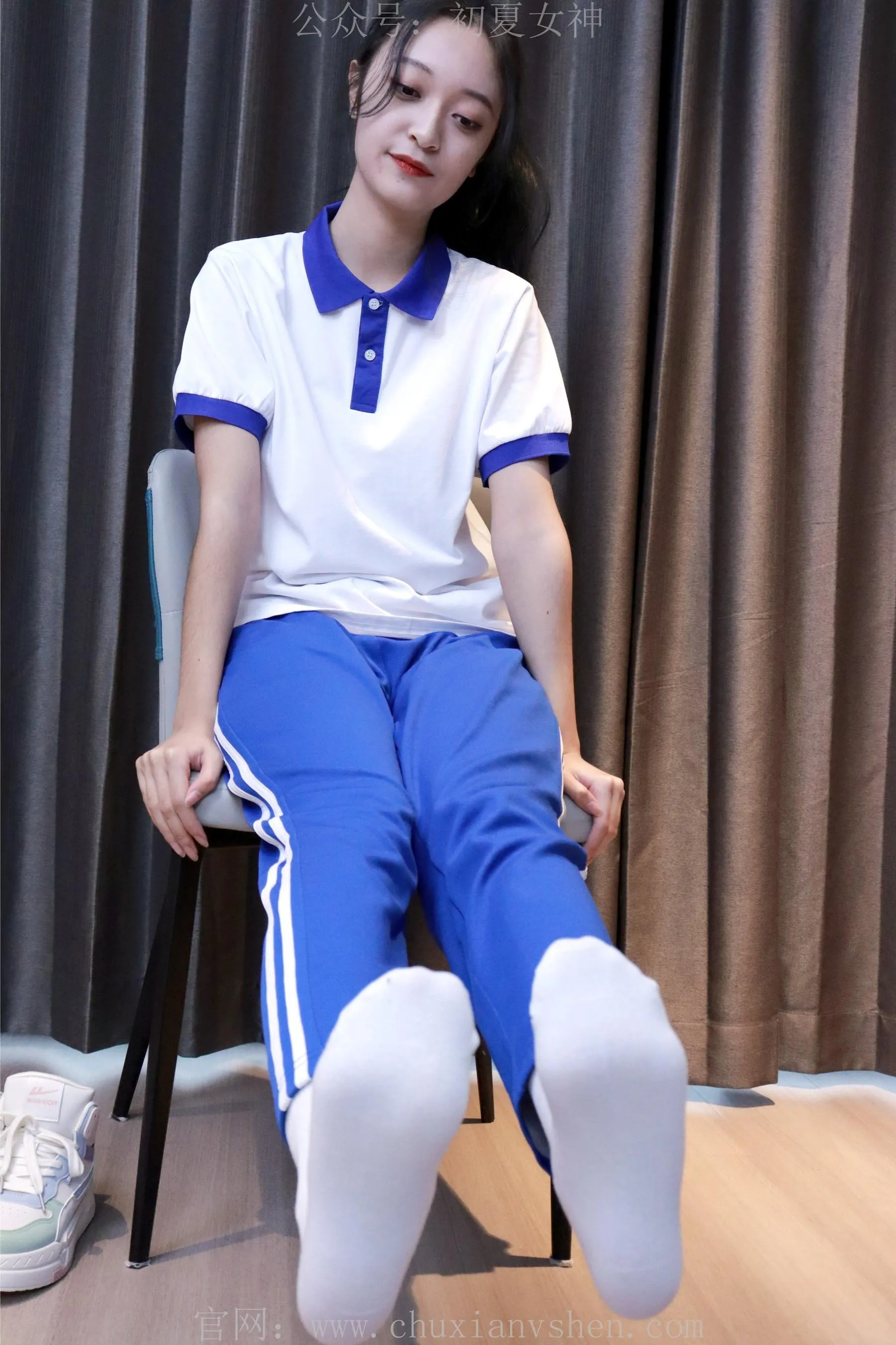 初夏女神 NO.001 依依校服搭配37码运动鞋拍摄 [126P]插图4